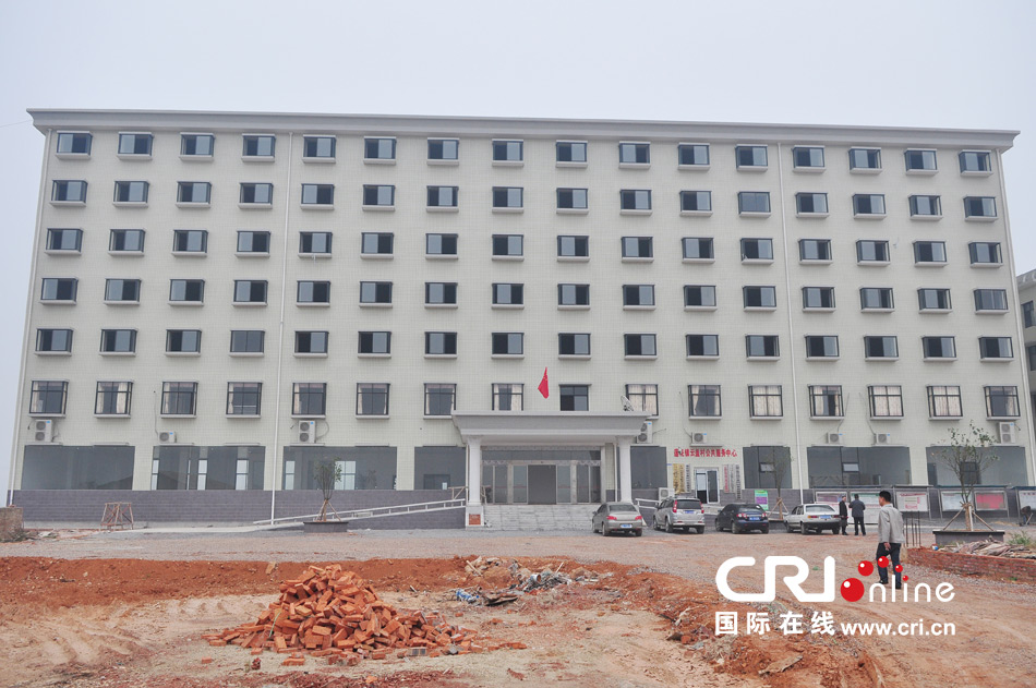 2013年10月21日，長沙云蓋村欠債千萬新建的豪華村部樓。