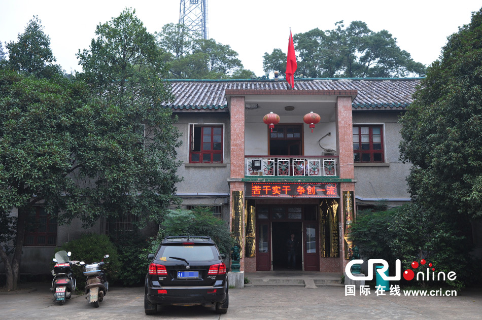 　2013年10月21日，這是蓮花鎮(zhèn)人民政府的辦公樓，和蓮花鎮(zhèn)云蓋村的辦公樓相比，寒酸不少。