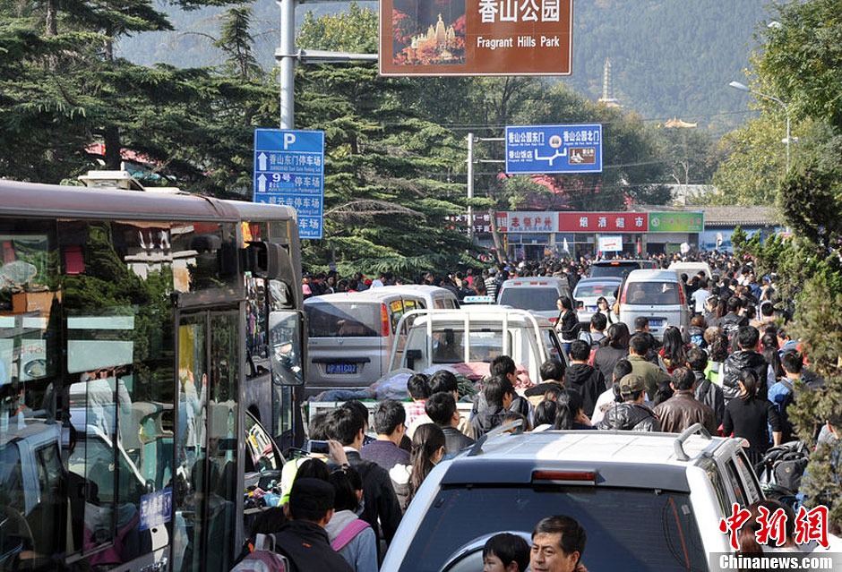 圖為10月26日上午10點(diǎn)多，北京香山路賞紅客摩肩接踵