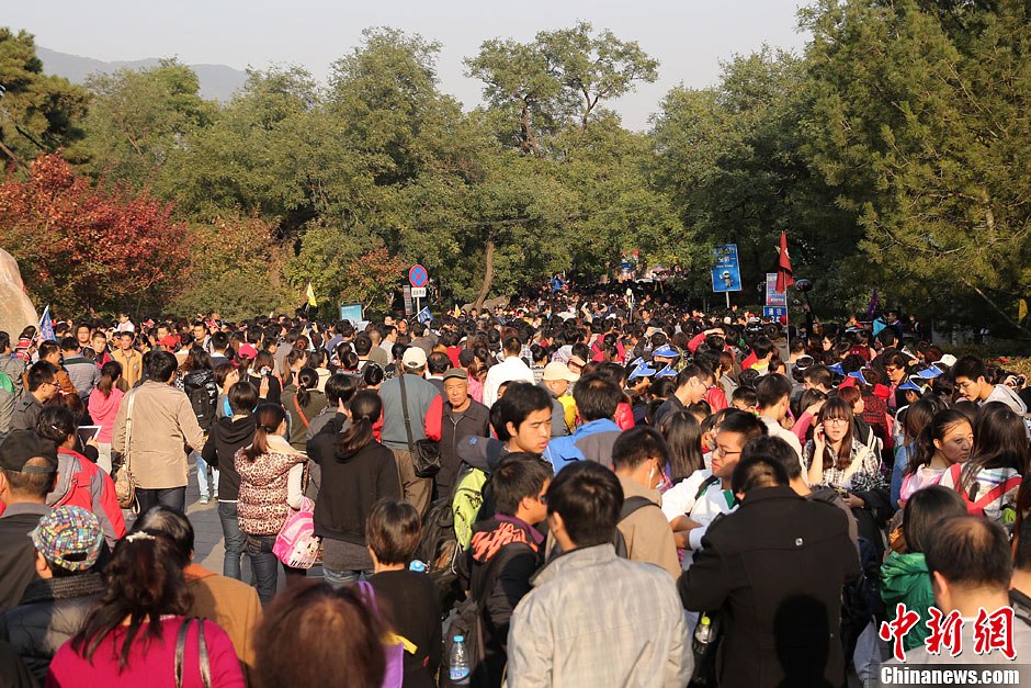　10月26日，北京香山公園內(nèi)游客摩肩接踵。