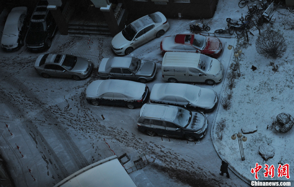11月18日，沈陽(yáng)街頭車輛被積雪覆蓋。