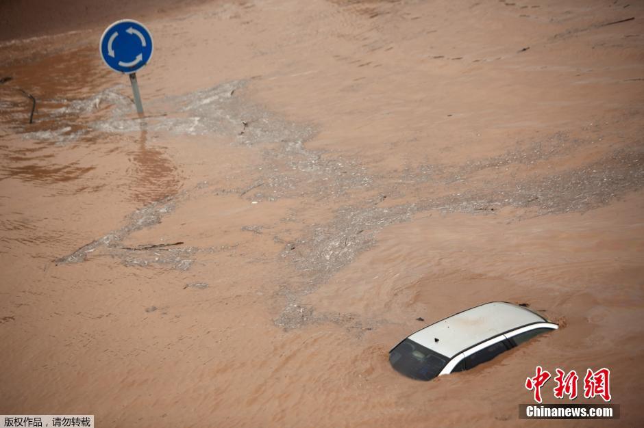 西班牙連日暴雨導(dǎo)致洪水泛濫 車輛被水淹沒(méi)