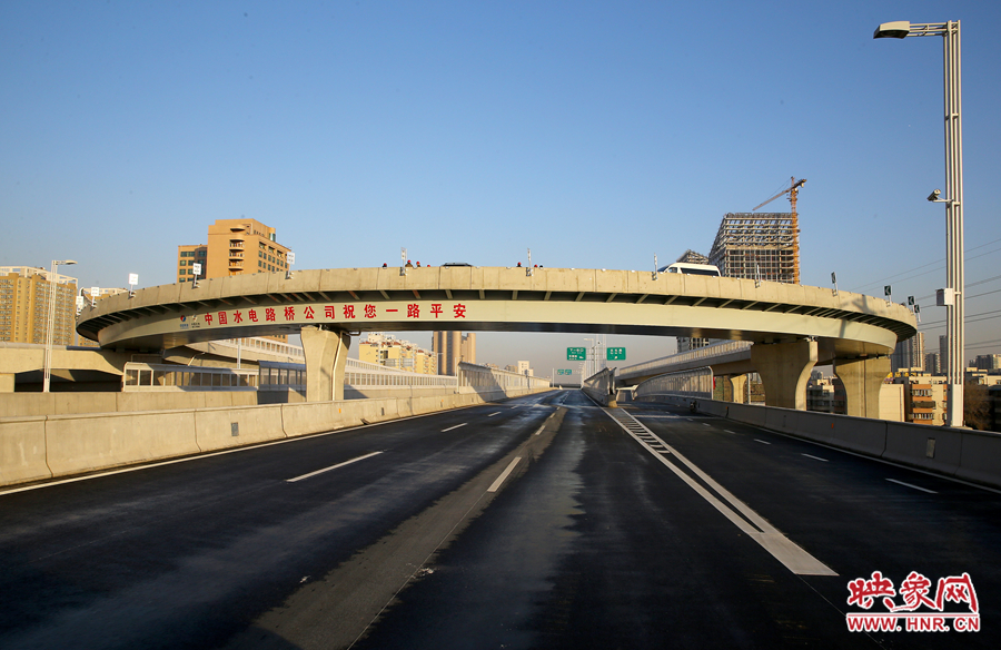 右側(cè)車(chē)道為北三環(huán)快速路文化路出口輔道