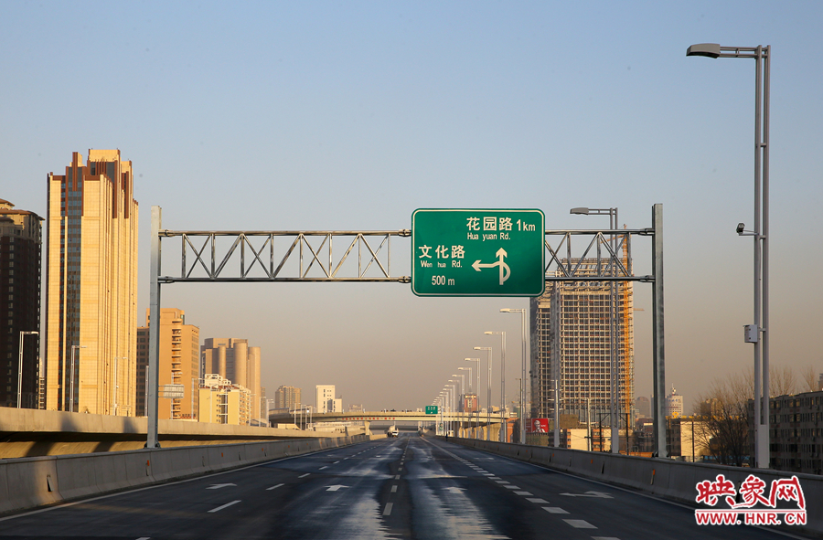 北三環(huán)快速路文化路段標(biāo)識(shí)牌提示，匝道直接可上文化路向北。