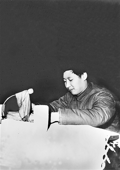 1983年12月22日,時(shí)任中共正定縣委書記習(xí)近平在發(fā)展商品生產(chǎn)三級(jí)干部會(huì)上講話。