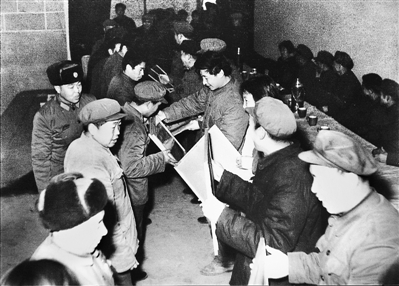1985年4月6日,時(shí)任中共正定縣委書記習(xí)近平在全縣首季開(kāi)門紅表彰大會(huì)上頒獎(jiǎng)。