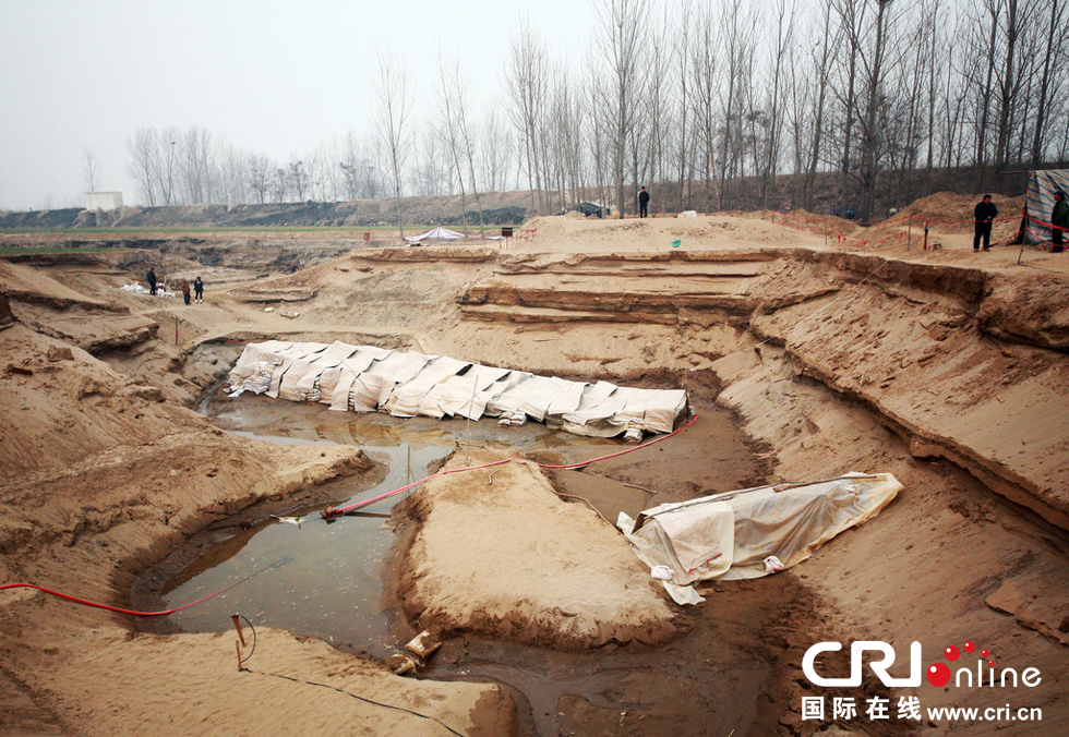 2014年1月6日，河南洛陽(yáng)古沉船發(fā)掘現(xiàn)場(chǎng)，兩艘古沉船，一艘已經(jīng)挖掘出土，另一艘還有一半埋在沙丘里。
