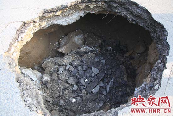 坑口直徑約兩米，路面下形成中空的大坑，約有15平方米。