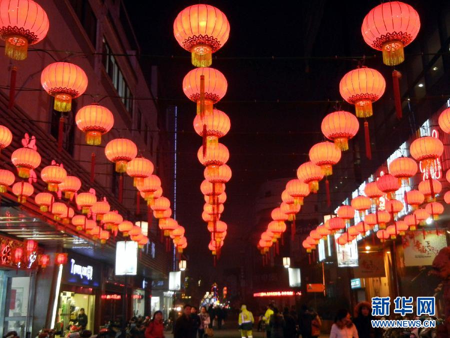 　1月30日，市民行走在大紅燈籠裝飾的蘇州街頭。