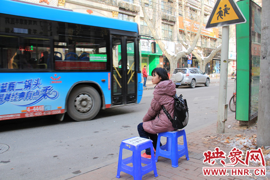 鄭州街頭公交站牌現(xiàn)“愛(ài)心板凳” 已放置9年