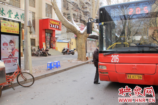 鄭州街頭公交站牌現(xiàn)“愛(ài)心板凳” 已放置9年