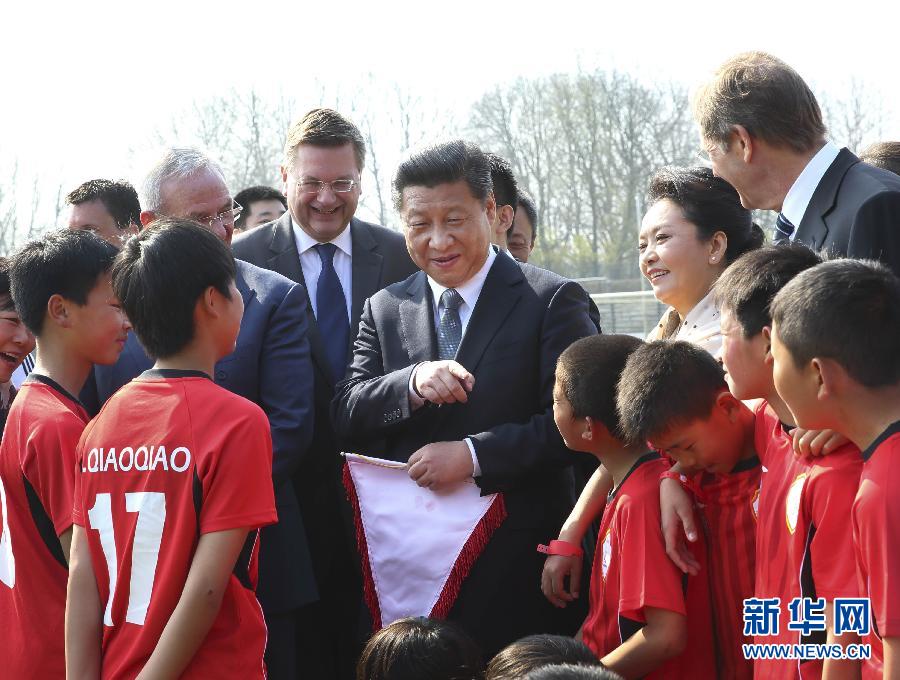 3月29日，國家主席習(xí)近平來到柏林奧林匹亞體育場足球場，親切看望在德國訓(xùn)練的來自陜西志丹縣的中國少年