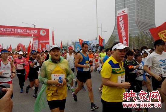 3月30日上午8點(diǎn)20分，2014鄭開國際馬拉松賽在鄭開大道鳴槍起跑。
