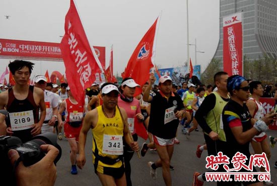 目前在鄭開大道上，一場角逐正在展開。