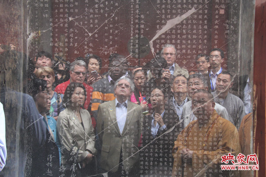 在一塊石碑前，少林寺方丈正在講解
