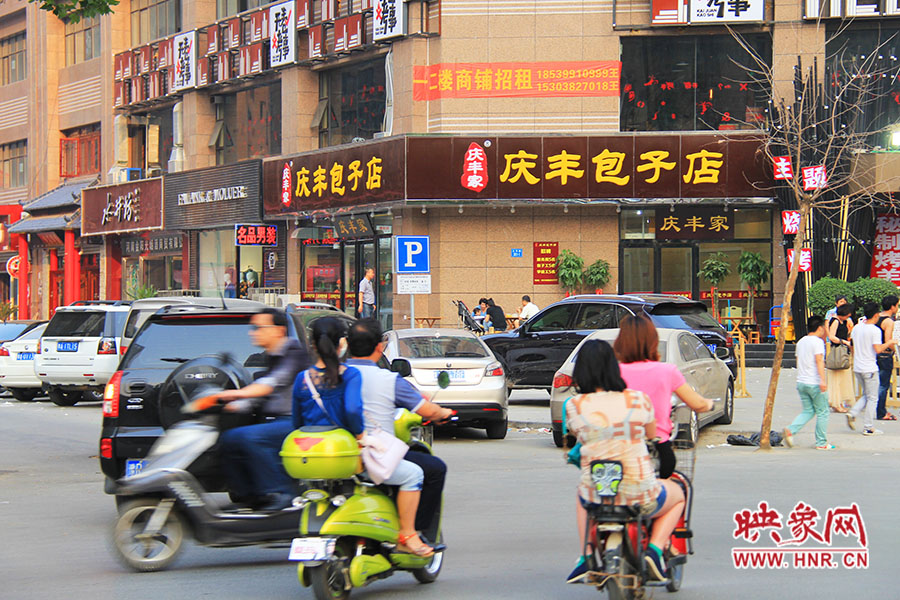“慶豐包子店”位于路口拐角處,人流量車流量很大,堪稱黃金位置。