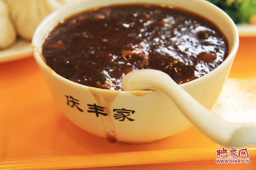 一碗炒肝,看上去也有滋有味。