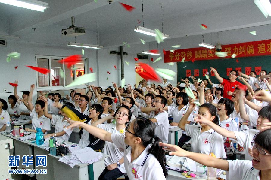  6月3日，河北省衡水市第二中學(xué)高三學(xué)生在教室里用扔紙飛機的方式舒緩心情。