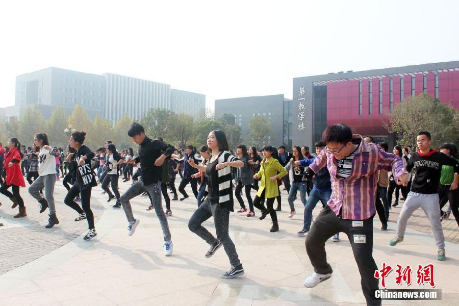 11月11日，河南財(cái)經(jīng)政法大學(xué)校園內(nèi)，300名在校大學(xué)生在上演了一出“光棍”也瘋狂的“快閃”大戲。