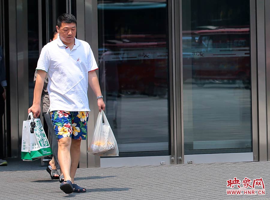 褲頭、T恤的裝束依然提前入夏