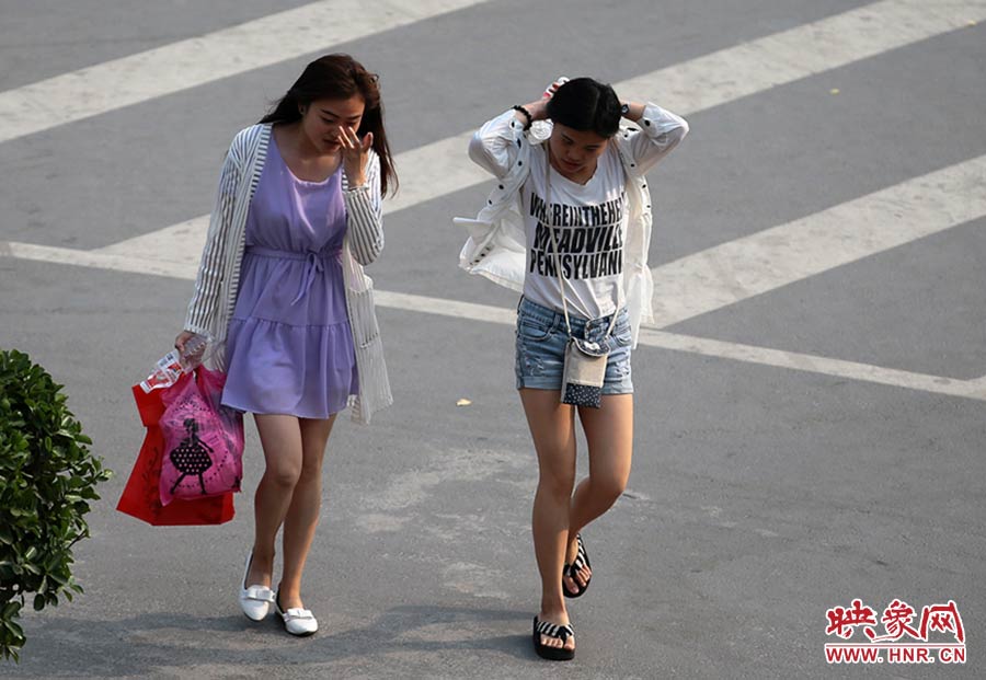 太熱了，還是把頭發(fā)扎起來(lái)