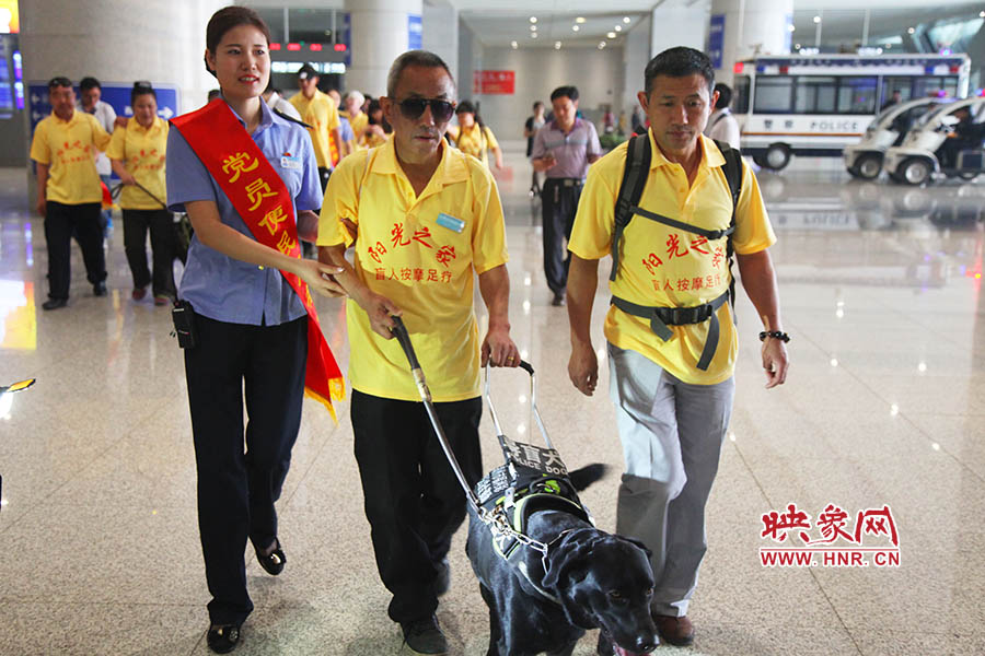 接到鄭州市愛心導(dǎo)盲犬服務(wù)中心的乘車請求后，鄭州東站抽調(diào)了工作人員進(jìn)行對接，提前做好服務(wù)引導(dǎo)準(zhǔn)備。