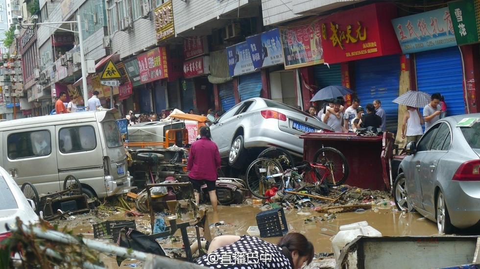 四川南江暴雨引洪水 數(shù)百輛車(chē)被淹成“廢鐵”