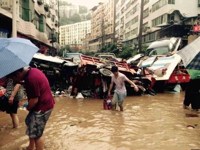 四川南江暴雨引洪水 數(shù)百輛車(chē)被淹成“廢鐵”
