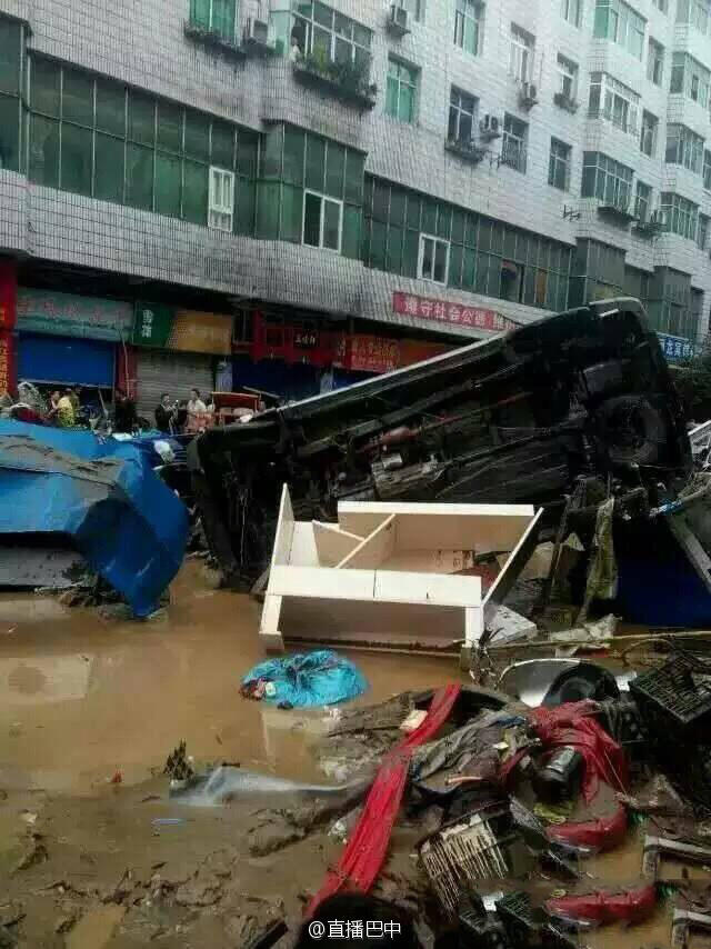 四川南江暴雨引洪水 數(shù)百輛車(chē)被淹成“廢鐵”