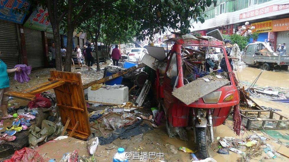 四川南江暴雨引洪水 數(shù)百輛車(chē)被淹成“廢鐵”
