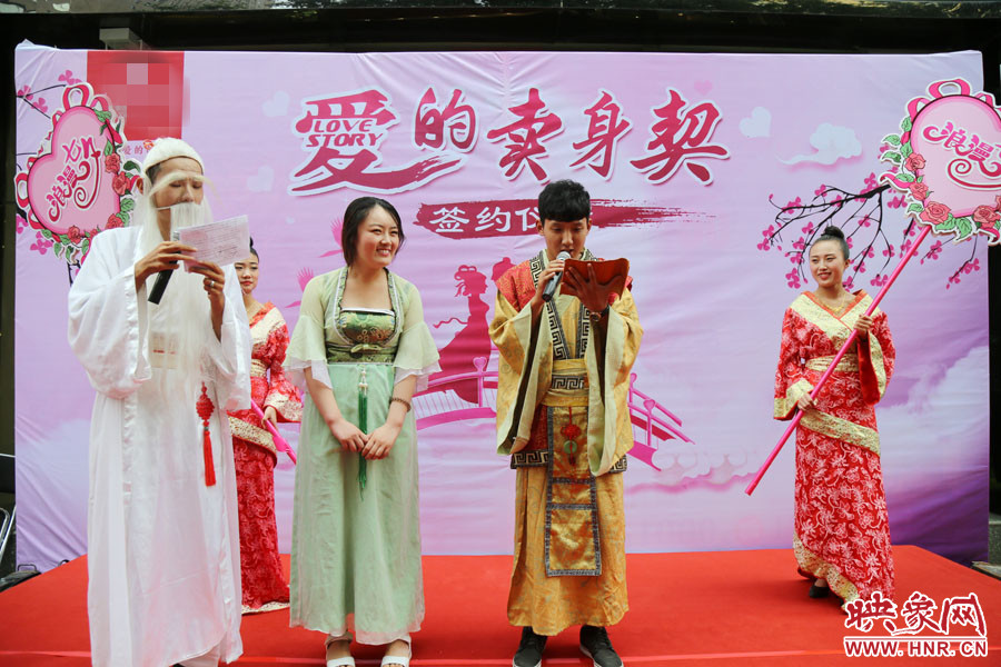 男子現(xiàn)場宣讀“賣身契”的內(nèi)容，讓大家作證。