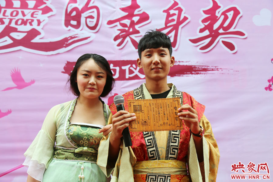 現(xiàn)場的8名男子異口同聲地表示，如違反此契約，可以接受處以極刑。
