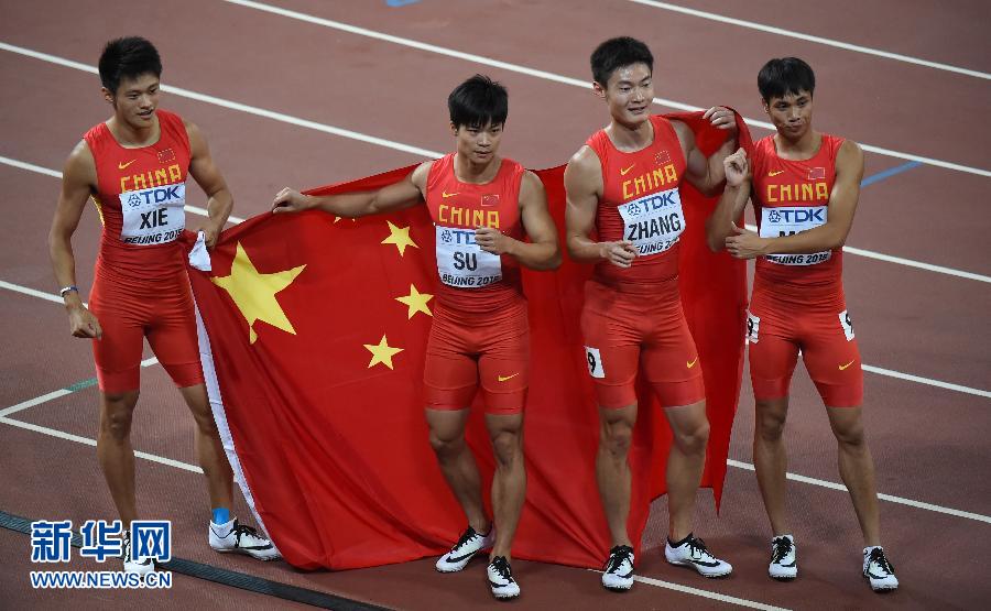 中國(guó)隊(duì)選手謝震業(yè)、蘇炳添、張培萌和莫有雪（從左至右）賽后慶祝。