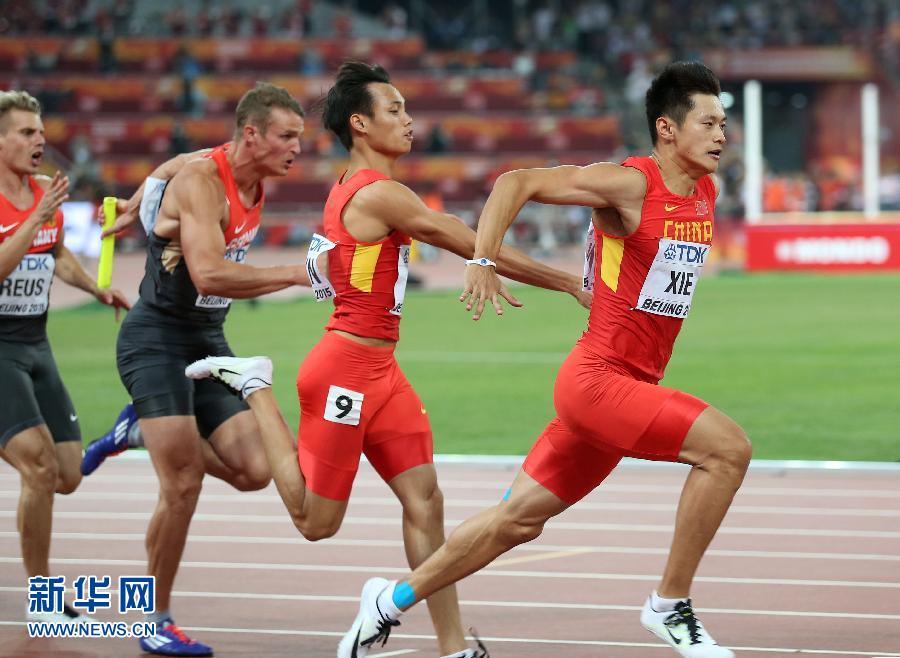 中國(guó)隊(duì)選手謝震業(yè)（右一）和莫有雪在比賽中交接棒。