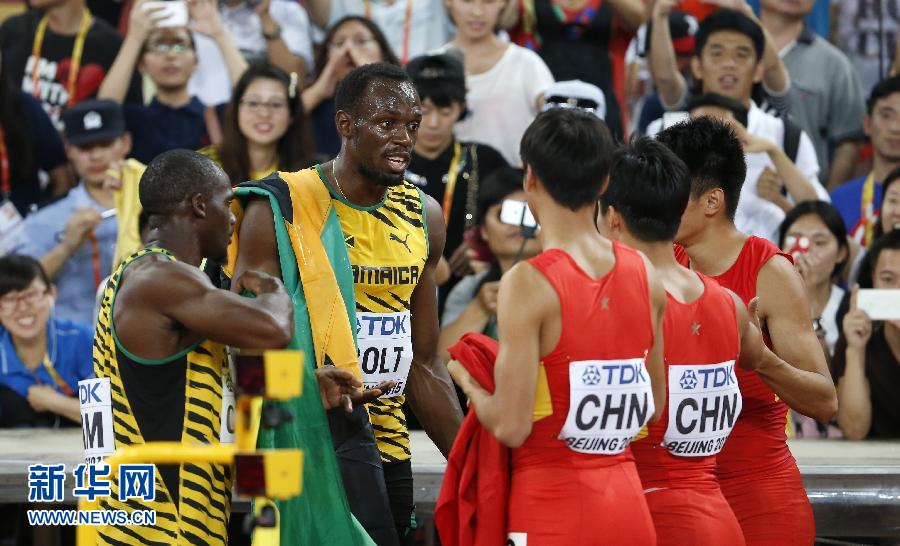 中國(guó)隊(duì)隊(duì)員賽后與牙買加選手博爾特（左二）交談。