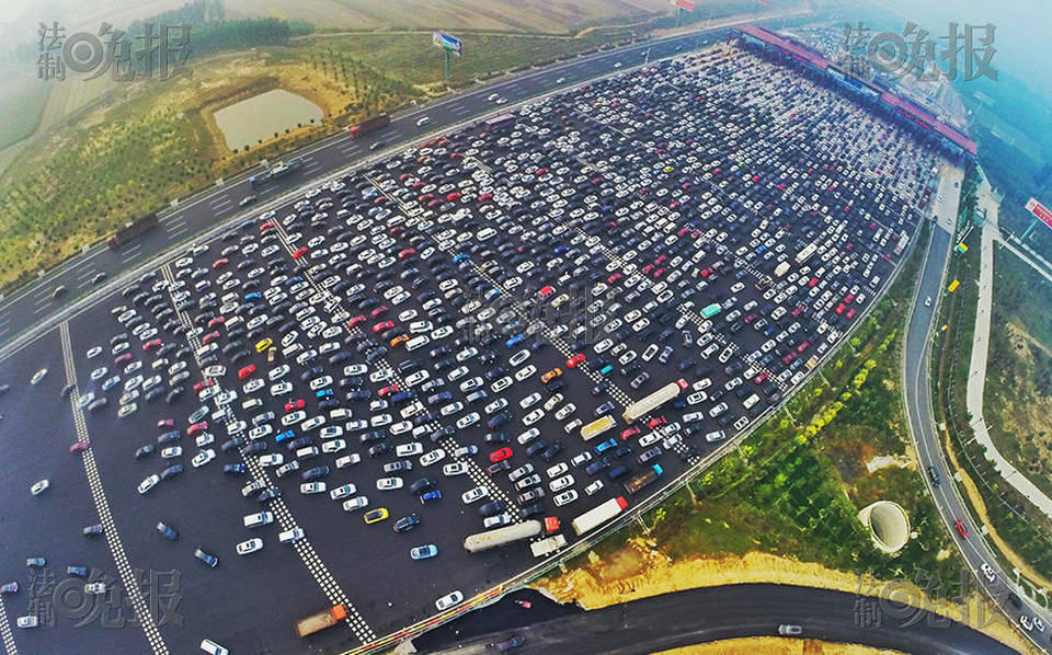 進京方向收費站前堵滿車流。