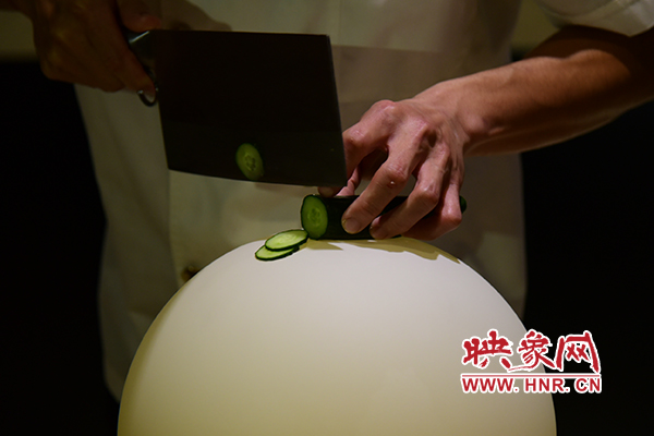 在面團(tuán)氣球上切菜。