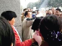 一對夫婦攔住小學(xué)生求助，被家長和市民當(dāng)成人販子圍毆