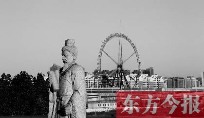 16日，從中原福塔基座平臺看向世紀歡樂園的景象