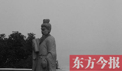 23日，從中原福塔基座平臺看向世紀歡樂園的景象