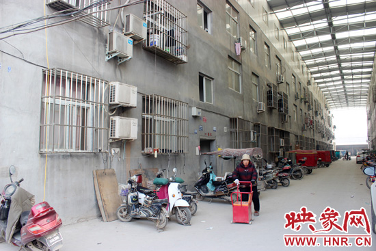 三棟居民樓沒有任何手續(xù)，沒有房產(chǎn)證，售價超級低。