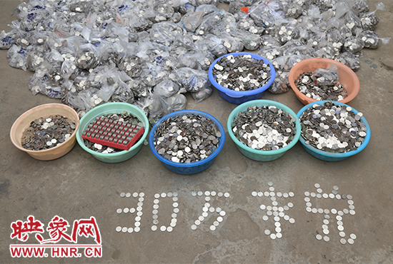 據(jù)負(fù)責(zé)清點(diǎn)“巨資”的張大爺介紹，這筆“巨資”積攢了兩個(gè)月左右，有30萬(wàn)左右，重達(dá)3000多斤。