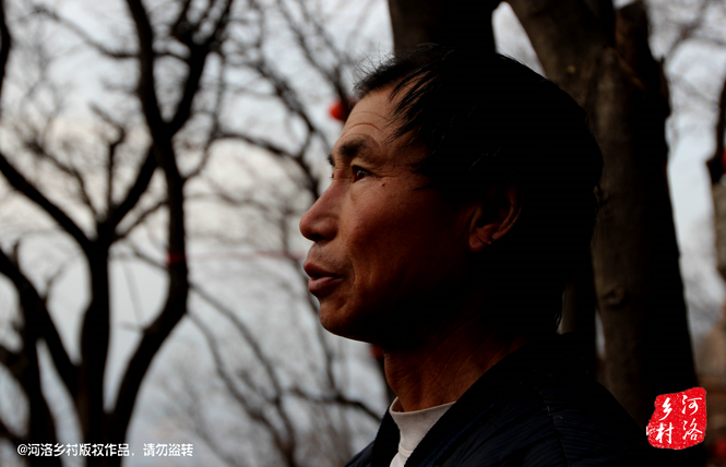 不過老崔對鄰居卻有著十分的不屑，平日里他們的生活，主要是自己種植的蔬菜和野菜，偶爾有山下香客的供奉。而鄰居卻經(jīng)常揀一些驢友丟棄的物品，飲料瓶，塑料紙，或者其它的物品。