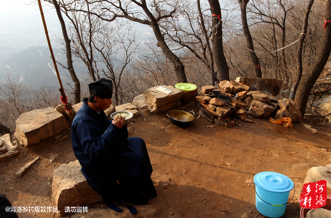 鄰居有時候會拿這些廢品下山，換取一些食物，對于老崔來說，既然出家就該安守清貧，撿破爛換好吃的，不是出家人該做的。他偷偷把鄰居的一大包廢品踢下了山，于是爭吵并且打起了架。