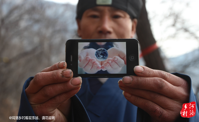 老崔雖然在山上修行，可是家里還有六個兄弟姐妹，家里人來找過他，他認(rèn)為打工太累了，還需要受氣，不如山中修行自在。通過山下的香客，他花了800塊錢買了一個蘋果手機，這是他在山上最奢侈的一次購物。老崔有些心疼，他說那個香客不應(yīng)該收他錢才對。