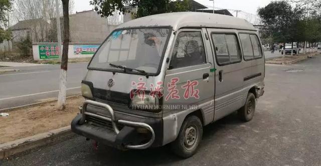 濟(jì)源街頭現(xiàn)“任性”面包車 過往路人大笑不止