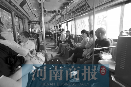 高考家長(zhǎng)坐公交“討彩頭” 網(wǎng)友提醒：“別坐985路” 為啥？
