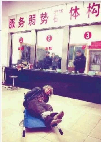 1月7日23點50分，長沙市救助管理站大廳，一名老年流浪者躺在擔架上，無助地看著記者。