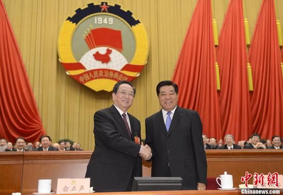 3月11日下午，全國(guó)政協(xié)十二屆一次會(huì)議在北京人民大會(huì)堂舉行第四次全體會(huì)議，俞正聲當(dāng)選政協(xié)第十二屆全國(guó)委員會(huì)主席。圖為政協(xié)第十一屆全國(guó)委員會(huì)主席賈慶林和俞正聲握手，表示祝賀。中新社發(fā) 廖攀 攝