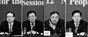昨天，國(guó)務(wù)院深化醫(yī)藥衛(wèi)生體制改革領(lǐng)導(dǎo)小組辦公室負(fù)責(zé)人王保安、孫志剛、馬曉偉、胡曉義（從左至右）就“醫(yī)藥衛(wèi)生體制改革”有關(guān)問(wèn)題回答記者提問(wèn)。記者王鵬/攝